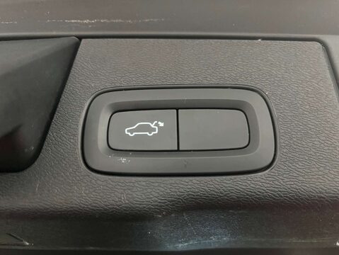 Volvo XC60 2.0 XC60 R-Design T8 PHEV AWD Auto 4WD 5dr 38