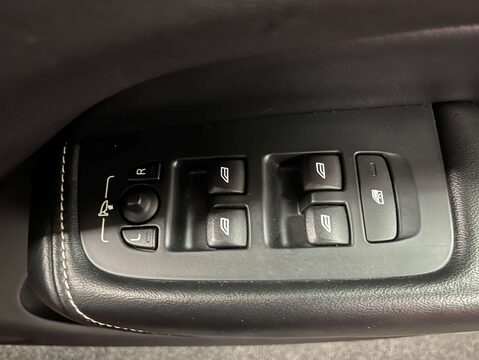 Volvo XC60 2.0 XC60 R-Design T8 PHEV AWD Auto 4WD 5dr 17