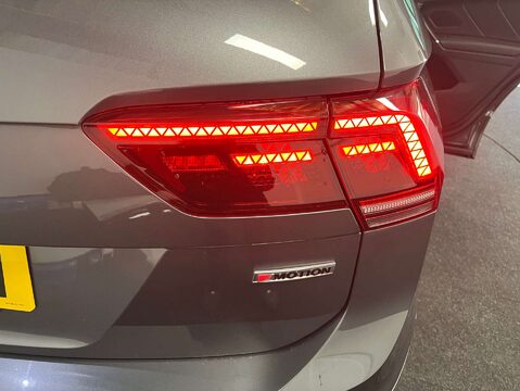 Volkswagen Tiguan 2.0 Tiguan R-Line TSi BlueMotion Technology 4Motion DSG 4WD 5dr 56