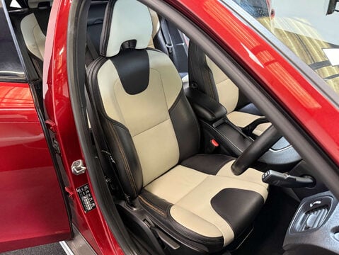 Volvo V40 1.5 V40 Cross Country Professional T3 Auto 5dr 11