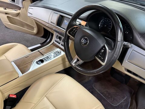 Jaguar XF 2.2 XF Luxury Sportbrake D Auto 5dr 41