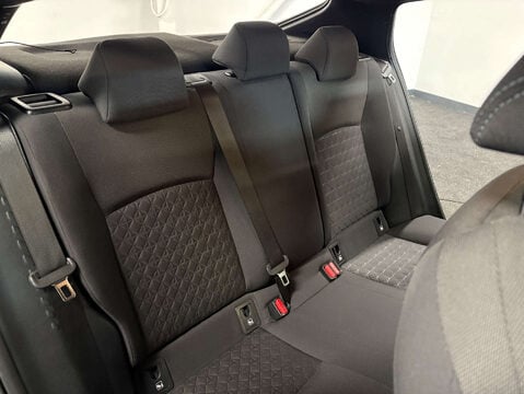 Toyota C-HR 1.8 C-HR Design HEV CVT 5dr 31