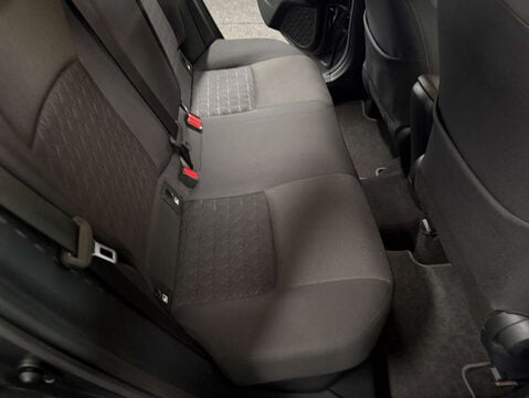 Toyota C-HR 1.8 C-HR Design HEV CVT 5dr 29