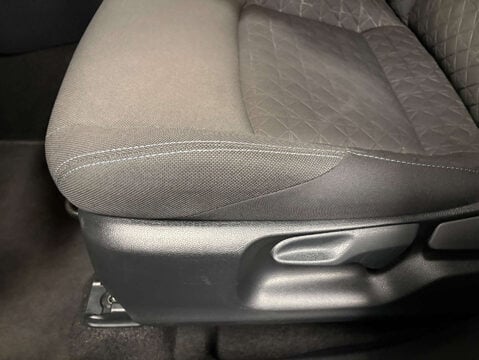 Toyota C-HR 1.8 C-HR Design HEV CVT 5dr 46