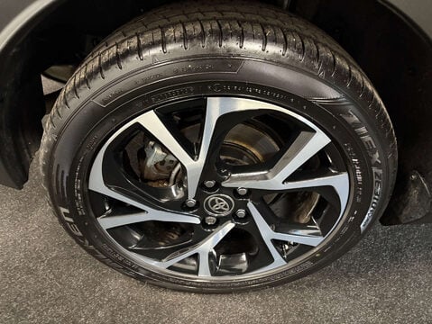Toyota C-HR 1.8 C-HR Design HEV CVT 5dr 33