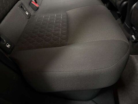 Toyota C-HR 1.8 C-HR Design HEV CVT 5dr 28