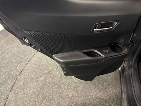 Toyota C-HR 1.8 C-HR Design HEV CVT 5dr 39