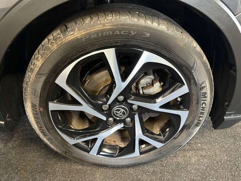 Toyota C-HR 1.8 C-HR Design HEV CVT 5dr 8