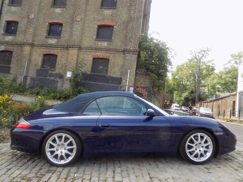 Porsche 911 CARRERA 2 CONVERTIBLE 32