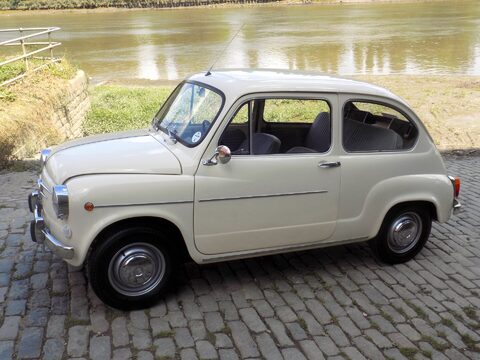 SEAT 600 E Saloon 6