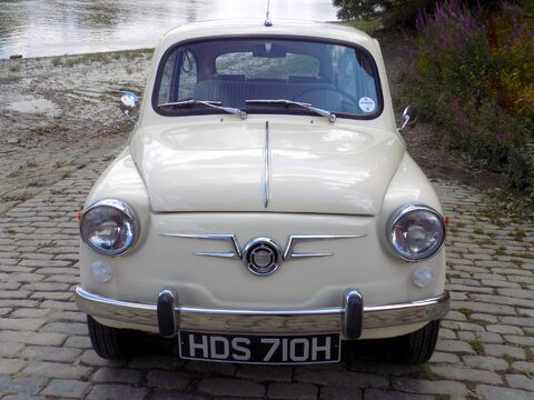 SEAT 600 E Saloon 8