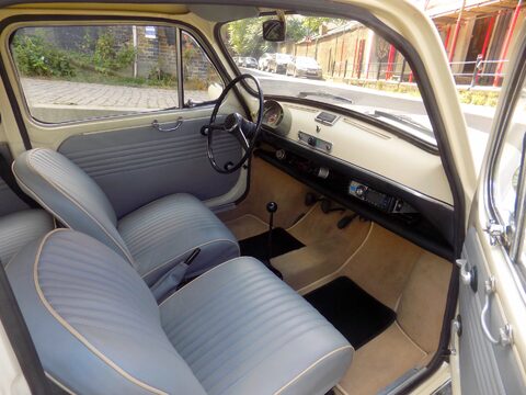 SEAT 600 E Saloon 9