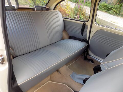 SEAT 600 E Saloon 11