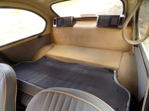 SEAT 600 E Saloon 13