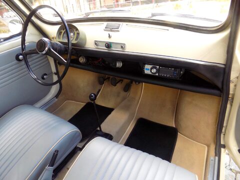 SEAT 600 E Saloon 16