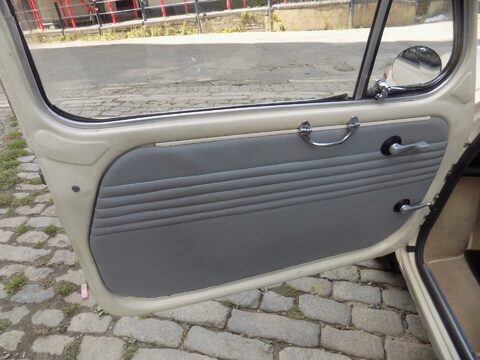 SEAT 600 E Saloon 21