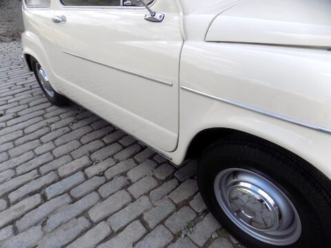 SEAT 600 E Saloon 35
