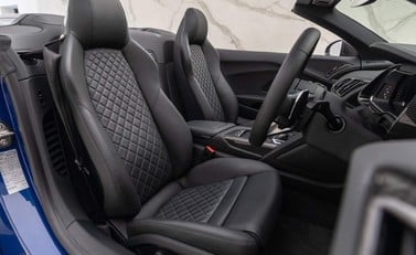 Audi R8 V10 Performance Carbon Black Spyder 7