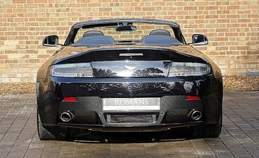 Aston Martin V12 Vantage Roadster 15