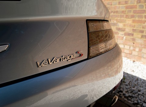 Aston Martin V12 Vantage S Roadster 29