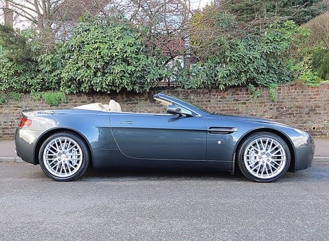 Aston Martin V8 Vantage Roadster 2