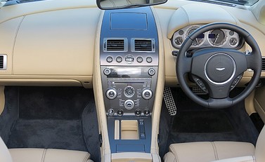 Aston Martin V8 Vantage Roadster 11