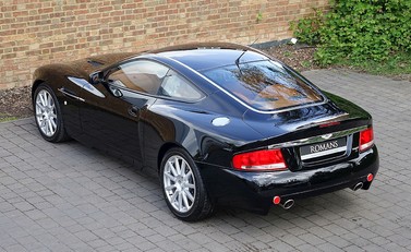 Aston Martin Vanquish S 11