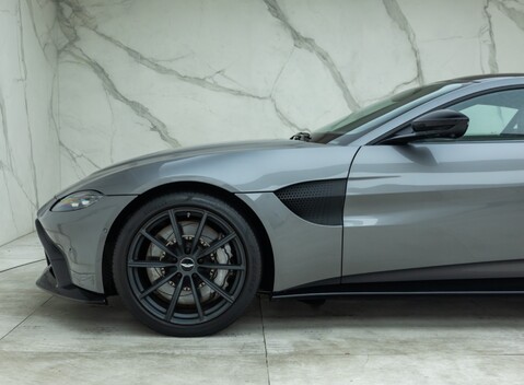 Aston Martin V8 Vantage 23