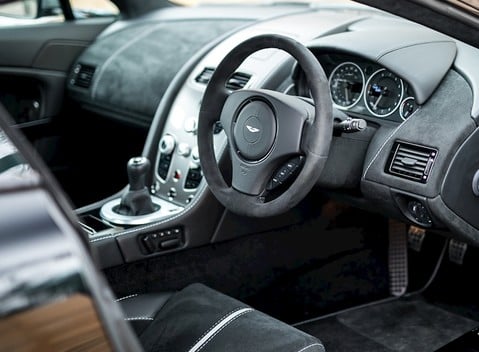 Aston Martin V12 Vantage S 11