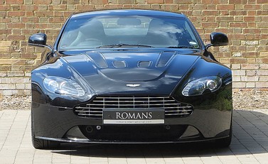 Aston Martin V12 Vantage Carbon Black Edition 5
