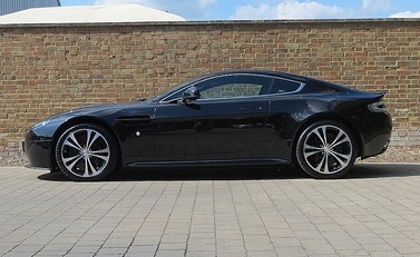 Aston Martin V12 Vantage Carbon Black Edition 7
