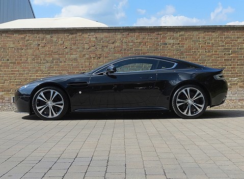 Aston Martin V12 Vantage Carbon Black Edition 7