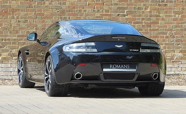 Aston Martin V12 Vantage Carbon Black Edition 8