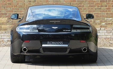 Aston Martin V12 Vantage Carbon Black Edition 9