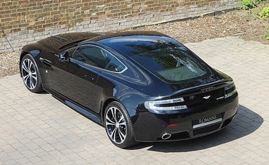 Aston Martin V12 Vantage Carbon Black Edition 10