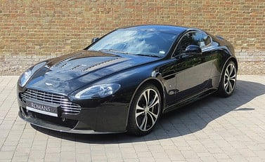 Aston Martin V12 Vantage Carbon Black Edition 11