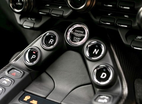 Aston Martin V8 Vantage 17