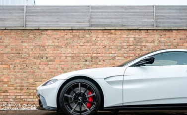 Aston Martin V8 Vantage 22