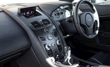 Aston Martin V12 Vantage S 14