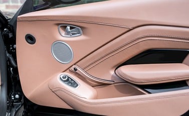 Aston Martin V8 Vantage 18