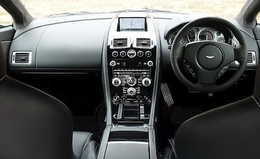 Aston Martin V8 Vantage S 4