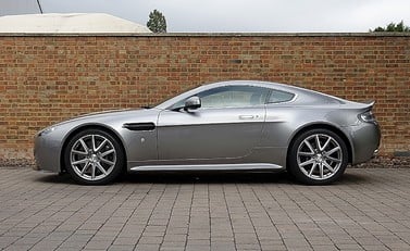 Aston Martin V8 Vantage S 12