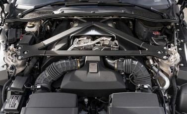 Aston Martin V8 Vantage 34