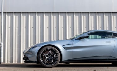 Aston Martin V8 Vantage 25