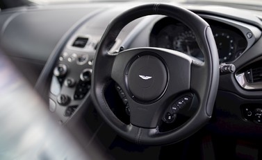 Aston Martin Vanquish S 11