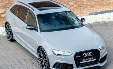 Audi RS6 Avant Performance 8