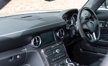 Mercedes-Benz SLS AMG Roadster 16