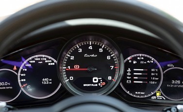 Porsche Panamera Turbo Sport Turismo 18