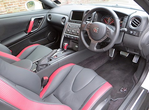 Nissan GT-R Premium Edition 7