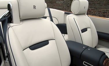Rolls-Royce Phantom Drophead Coupe 7